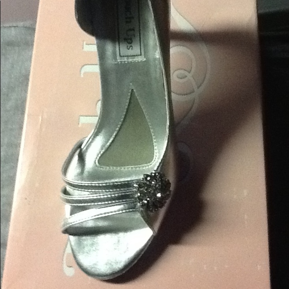 Touch Ups Sharmain Silver Pumps 8M Bridesmaid NEW